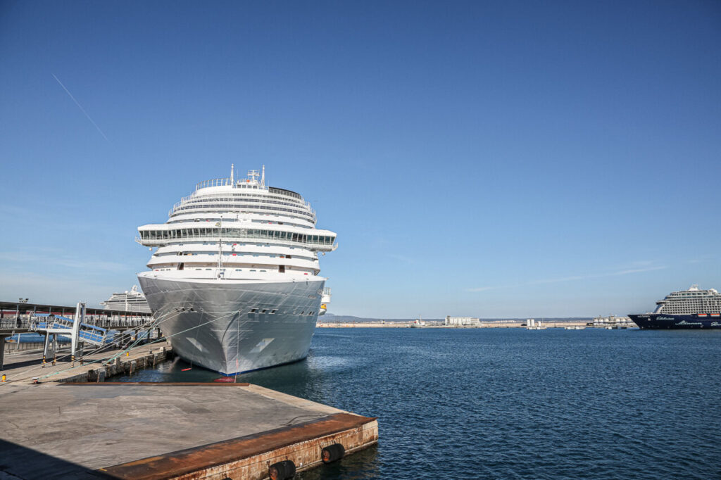 Vista de cruceros atracados en un puerto bajo un cielo azul