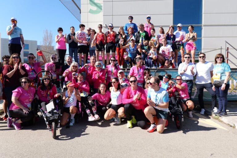 Grupo de participantes en la Cursa de Son Espases celebrando la carrera
