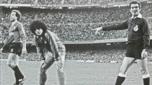Dami&agrave; Amer marcando a Maradona en el Camp Nou durante 1984