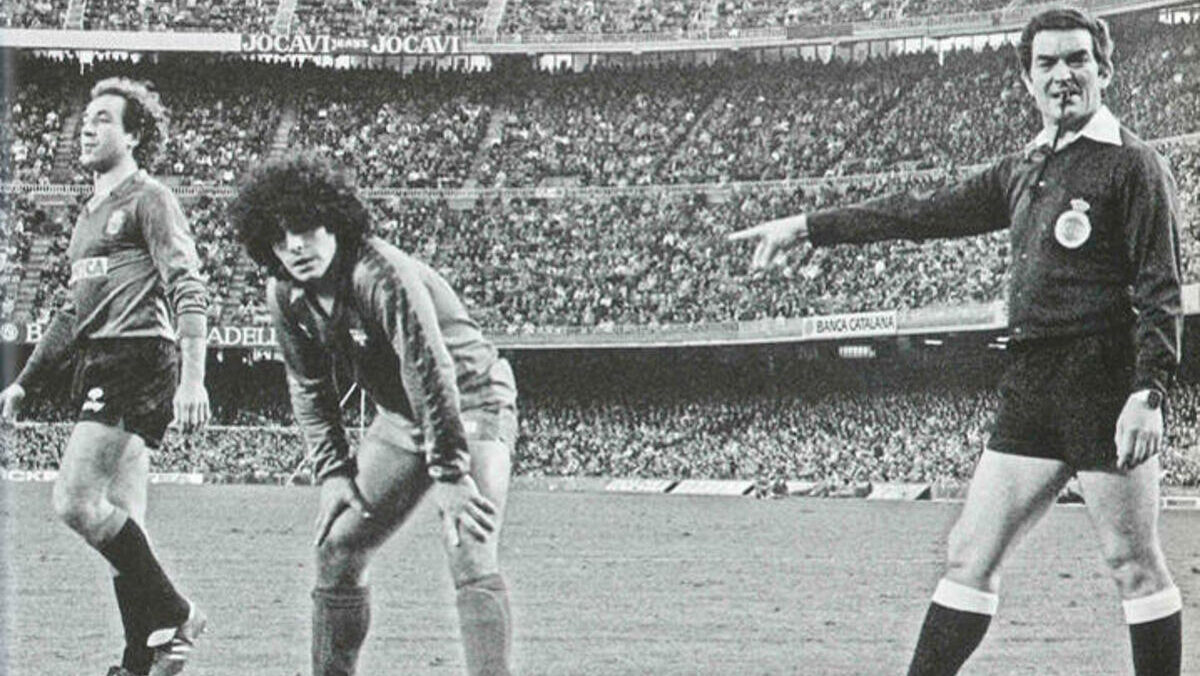 Dami&agrave; Amer marcando a Maradona en el Camp Nou durante 1984