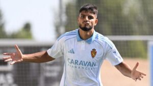 Darius Fustos celebrando un gol con el equipo de f&uacute;tbol