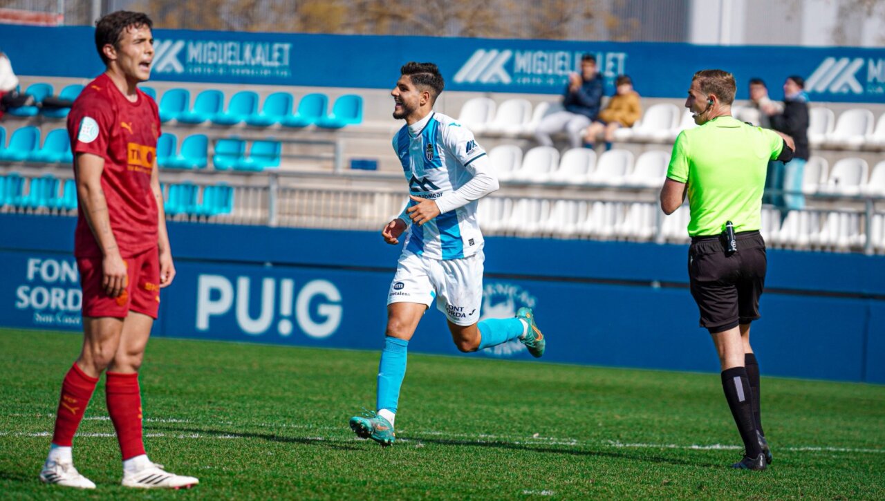 Darius celebra un gol durante un partido del Atl&eacute;tico Baleares