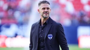 Demichelis durante un partido como entrenador de Rayados