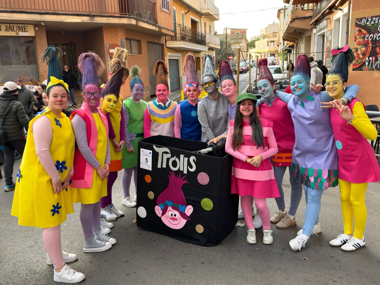 Grupo de personas disfrazadas en un desfile de carnaval en Andratx