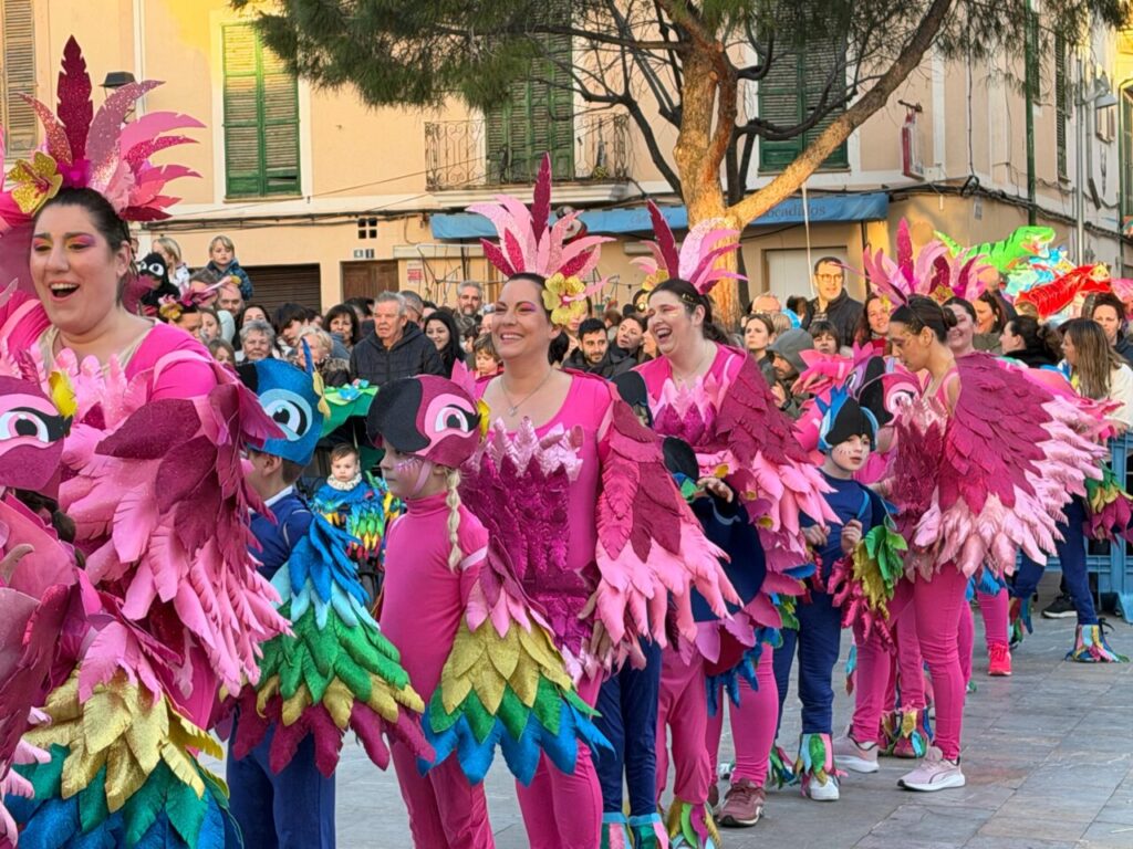 Participantes del desfile de carnaval en Andratx con disfraces coloridos