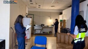 Agentes de la Polic&iacute;a Nacional en una operaci&oacute;n contra la explotaci&oacute;n laboral en Palma.