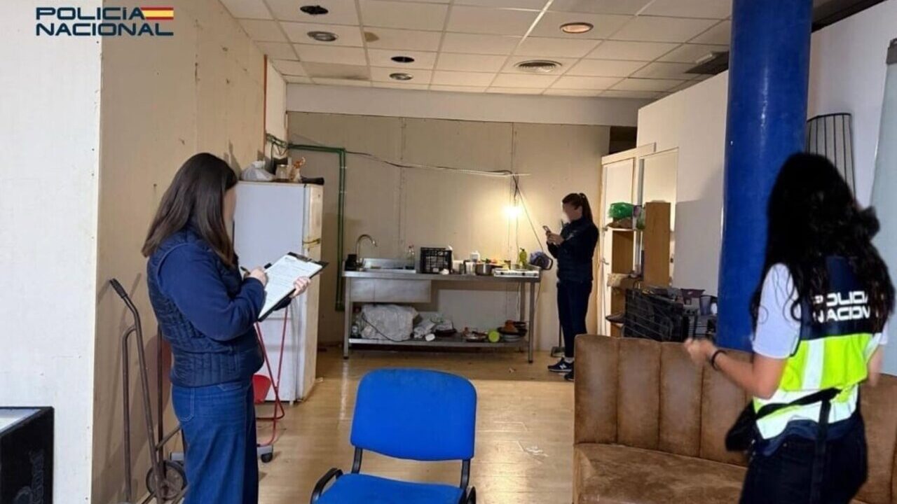 Agentes de la Polic&iacute;a Nacional en una operaci&oacute;n contra la explotaci&oacute;n laboral en Palma.