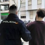 Un agente de polic&iacute;a detiene a un hombre en Palma por acoso