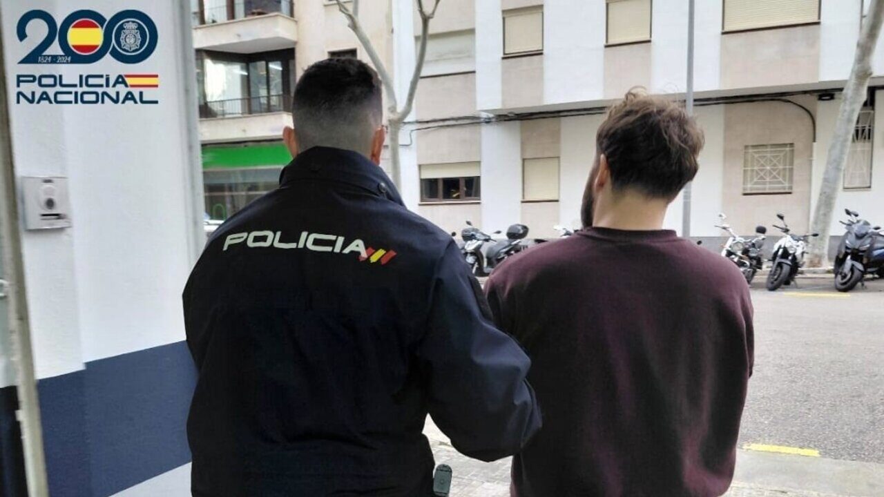 Un agente de polic&iacute;a detiene a un hombre en Palma por acoso
