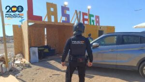 Agente de la Polic&iacute;a Nacional en Son Banya con un veh&iacute;culo detenido