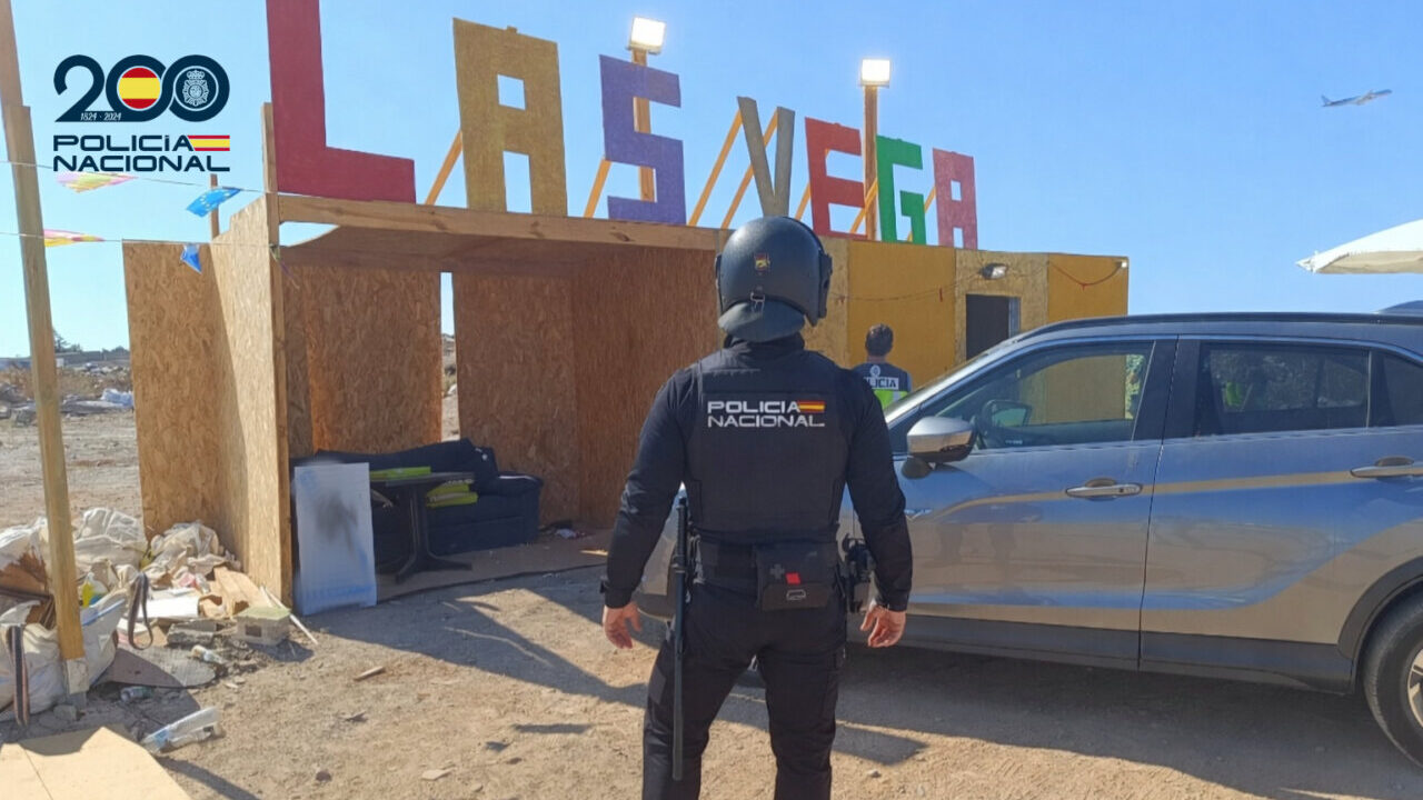 Agente de la Polic&iacute;a Nacional en Son Banya con un veh&iacute;culo detenido