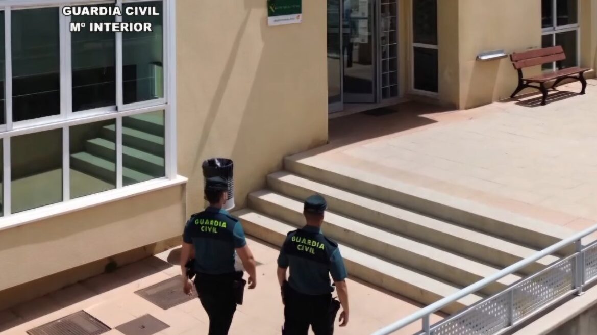 Detenidos tres menores por robar 3.000 euros en viviendas y un hotel en Sineu