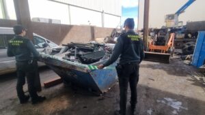 Agentes de la Guardia Civil observando material robado en un vertedero