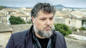 Retrato de Miquel &Agrave;ngel Rai&oacute; en un entorno urbano