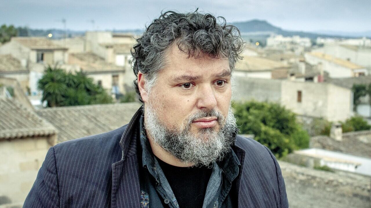 Retrato de Miquel &Agrave;ngel Rai&oacute; en un entorno urbano