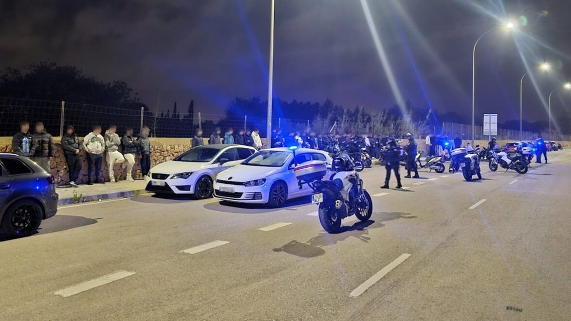 Operativo policial disolviendo un botell&oacute;n con j&oacute;venes en Palma