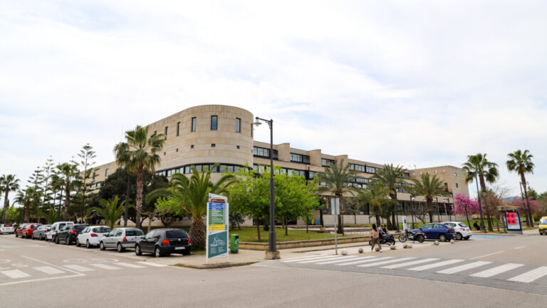 Herido un trabajador tras caer desde cinco metros mientras colgaba una pancarta en la UIB