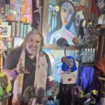 Emanuel Navarro D'Garem en su estudio rodeado de arte y esculturas