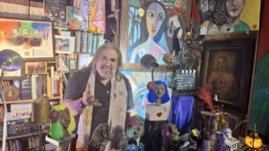 Emanuel Navarro D'Garem en su estudio rodeado de arte y esculturas