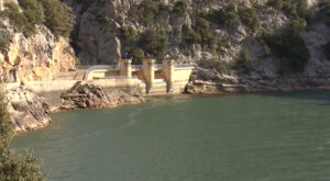 Vista del embalse de Gorg Blau en Mallorca con monta&ntilde;as al fondo