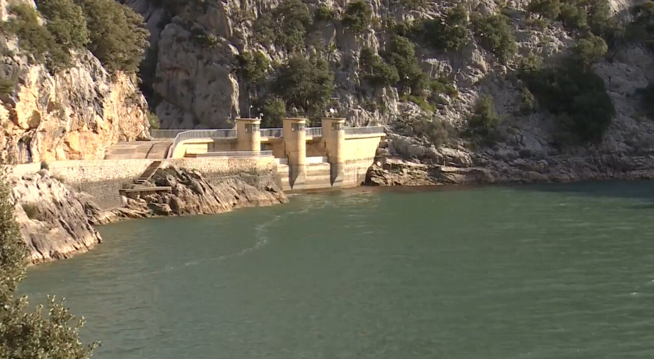 Vista del embalse de Gorg Blau en Mallorca con monta&ntilde;as al fondo