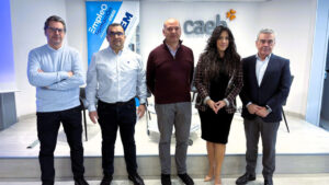 Grupo de profesionales en un encuentro empresarial en CAEB sobre formaci&oacute;n y empleo