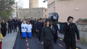 Desfile del Enterrament de la Sardina en P&ograve;rtol con participantes vestidos de luto.