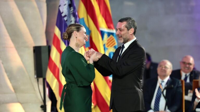 Jaime Anglada recibiendo la Medalla de Oro de las Islas Baleares en ceremonia