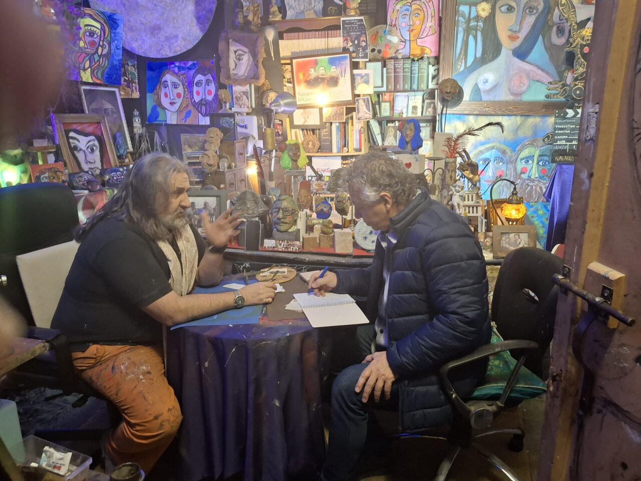 Emanuel Navarro D'Garem conversando en su estudio lleno de arte