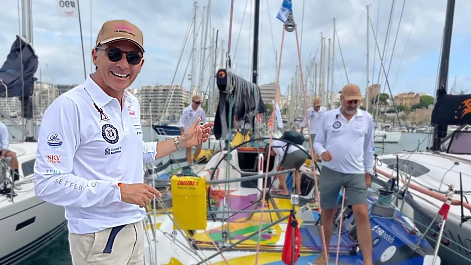 Christian Garc&iacute;a en un puerto con veleros de fondo
