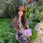 Eugenia Moreno posando con su novela en un entorno natural