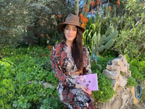 Eugenia Moreno posando con su novela en un entorno natural