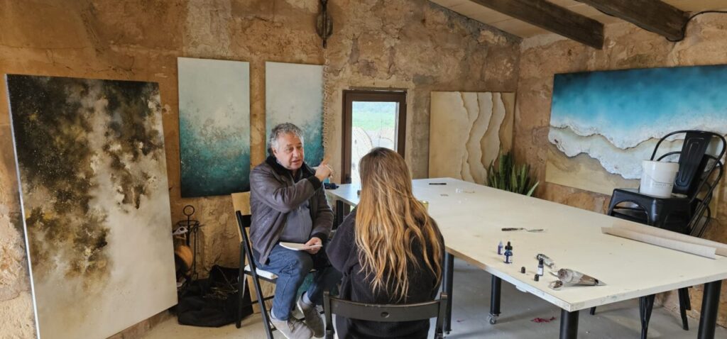 Victoria Canals en su taller de arte conversando con un entrevistador