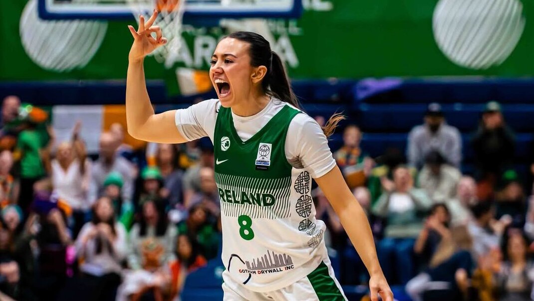 Enya Maguire celebrando durante un partido de baloncesto con Irlanda.