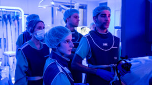 Equipo médico en una sala de operaciones con iluminación azul