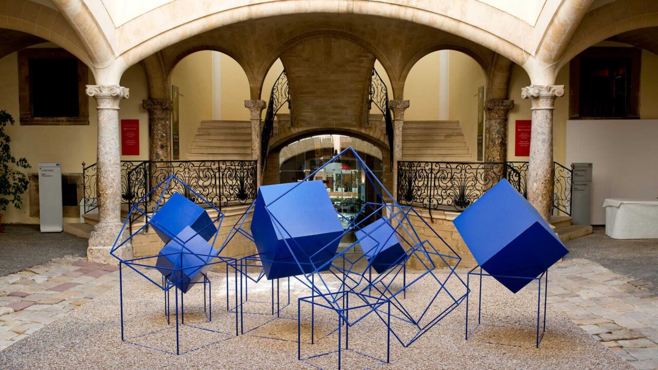 Escultura moderna en el Casal Solleric de Mallorca