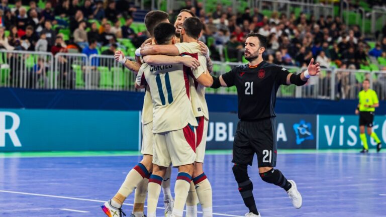 Jugadores de la selecci&oacute;n espa&ntilde;ola celebrando un gol en el partido de futsal