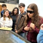 Estudiantes en taller de Bellas Artes utilizando tecnolog&iacute;a de corte l&aacute;ser