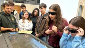 Estudiantes en taller de Bellas Artes utilizando tecnolog&iacute;a de corte l&aacute;ser