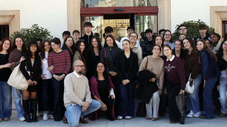 Grupo de estudiantes del IES Bendinat en un evento de premiación