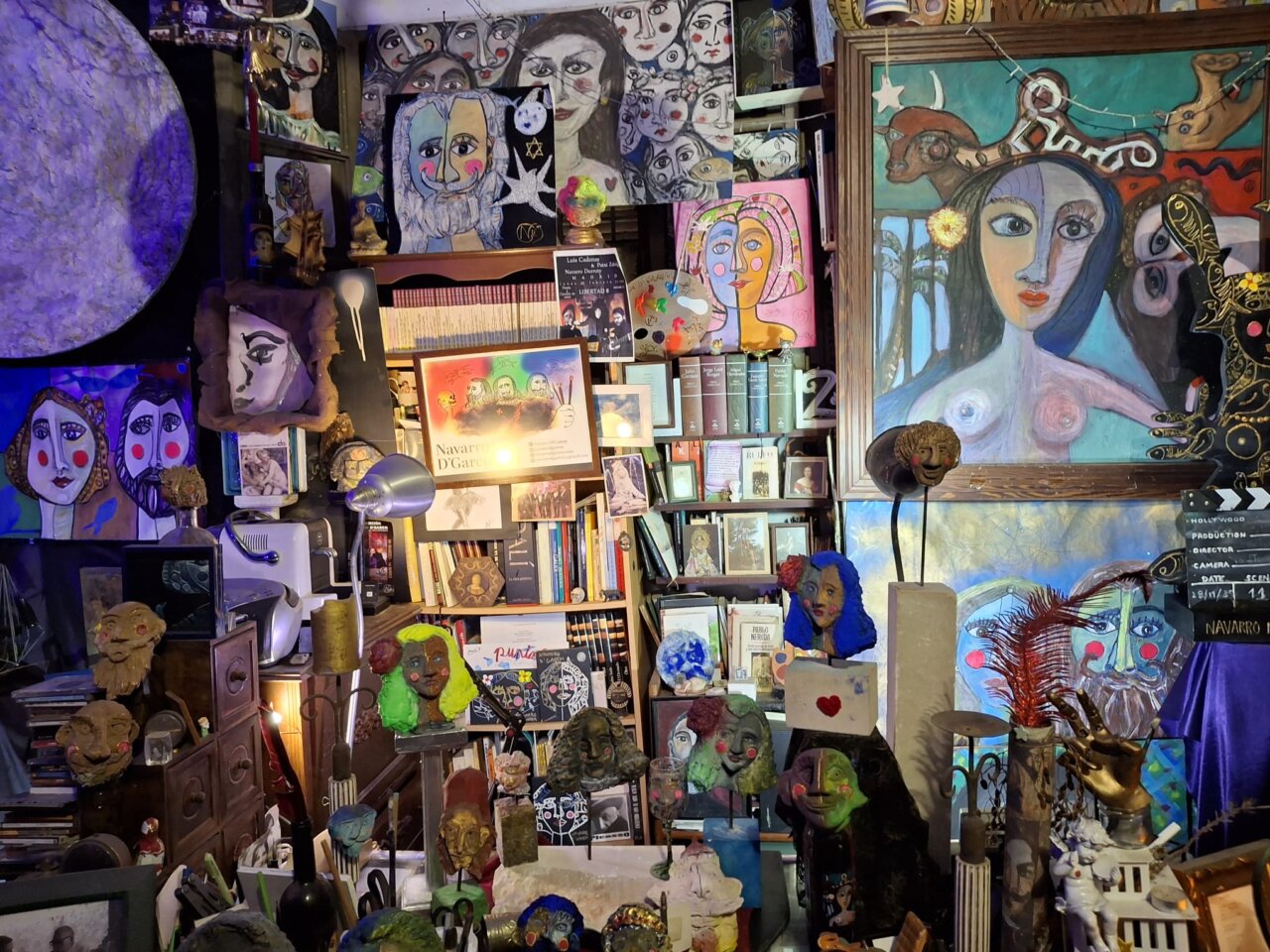 Estudio de Emanuel Navarro D'Garem con diversas obras de arte y esculturas