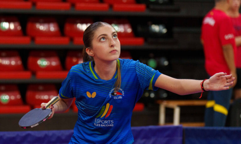 Eug&egrave;nia Sastre en un partido de tenis de mesa en Son Cladera