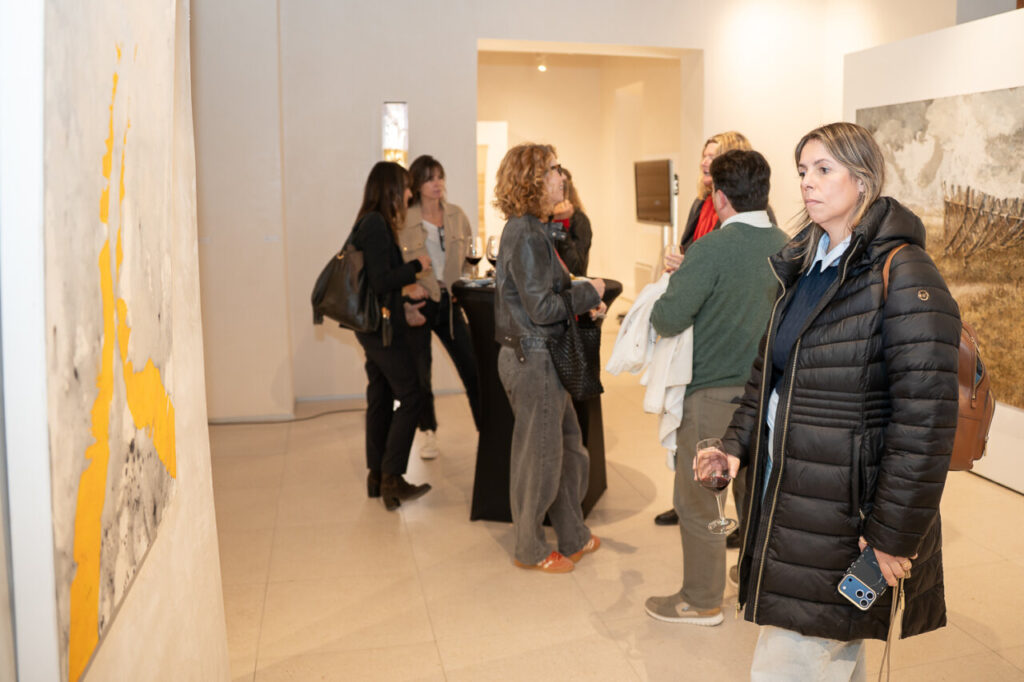 Personas conversando en un evento de arte en Mallorca