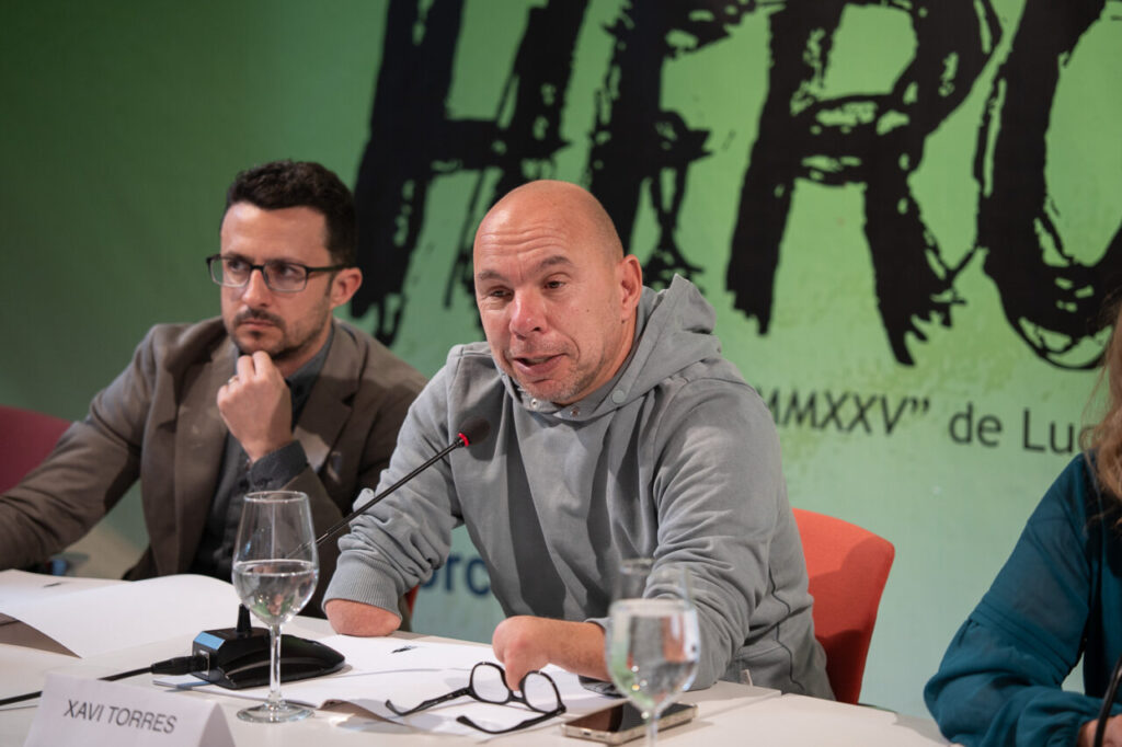 Xavi Torres hablando en una conferencia sobre el evento Heroes 96