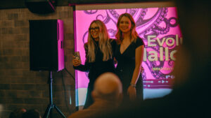 Dos mujeres sonrientes en el Evolution Mallorca International Film Festival