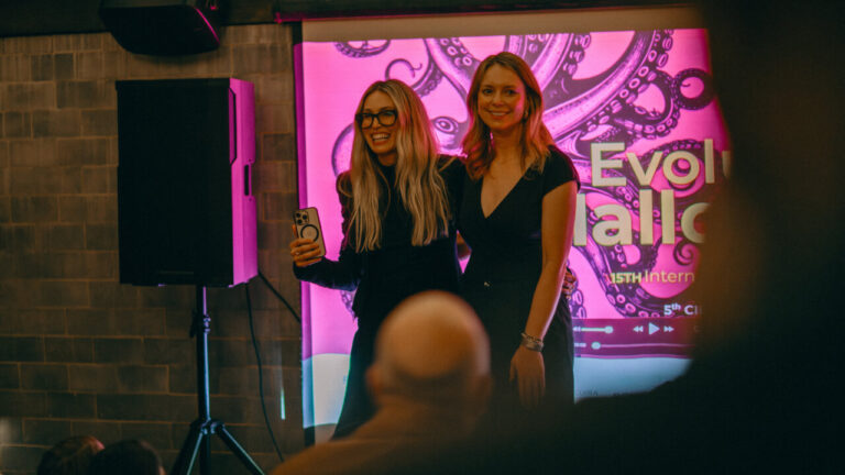 Dos mujeres sonrientes en el Evolution Mallorca International Film Festival