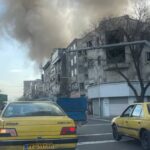 Vista de Teherán con humo tras explosiones recientes