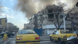 Vista de Teher&aacute;n con humo tras explosiones recientes