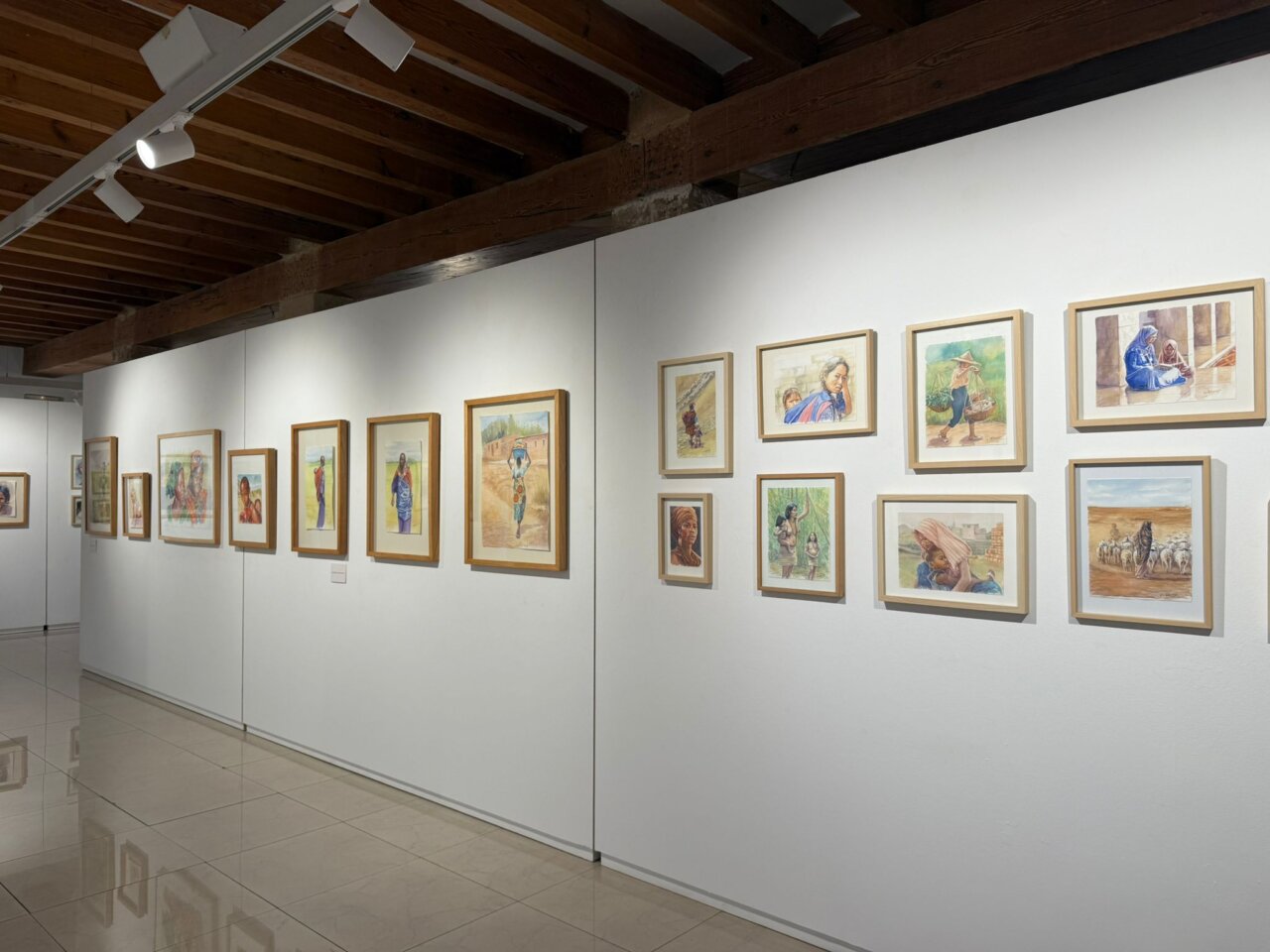 Obras de arte en la exposici&oacute;n 'Les dones mouen el m&oacute;n' en la Miseric&ograve;rdia