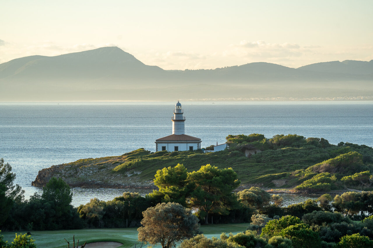 Vista del Faro Alcanada en Mallorca con paisaje costero